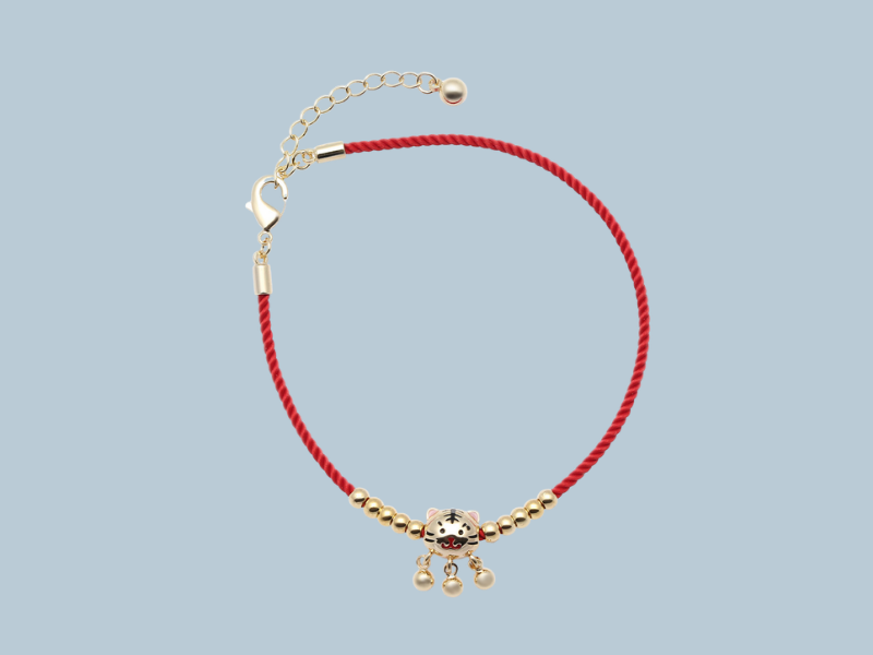 V&ograve;ng tay c&oacute; thiết kế d&acirc;y đỏ đ&iacute;nh k&egrave;m mặt ch&uacute; hổ dễ thương